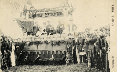 16184 Afbeelding van een praalwagen van de Carnegiestichting met figuranten en een grote groep militairen tijdens een ...